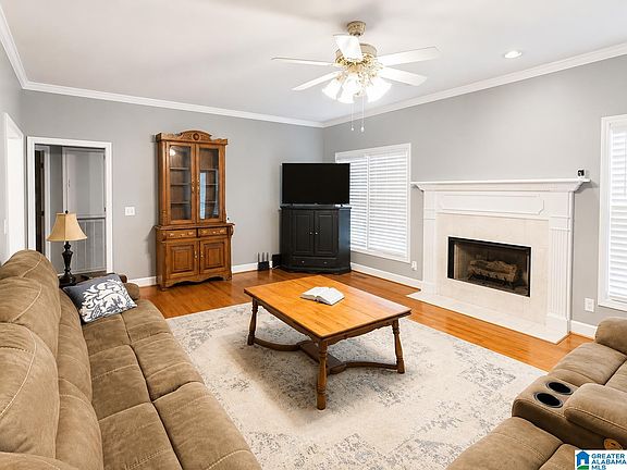 4th image of 33 Lillian Ln