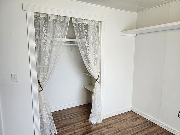 2nd image of 970 Indian Creek Rd