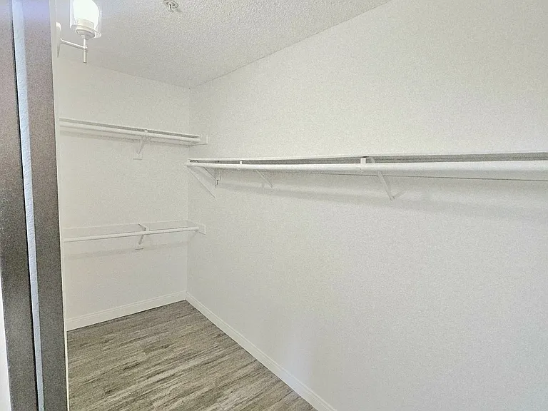 Yorktown Apartments — Photo 16