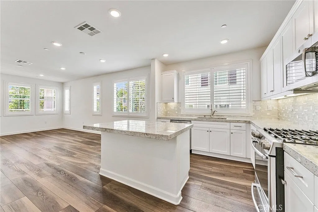 4 bed, 3.5 bath, 1870 sqft, $4,500 — Photo 1