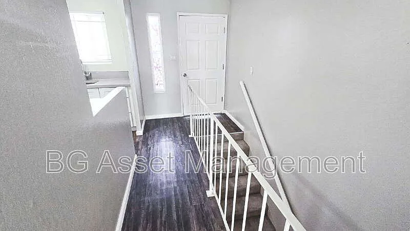 2 bed, 1.5 bath, 1026 sqft, $1,695 — Photo 3