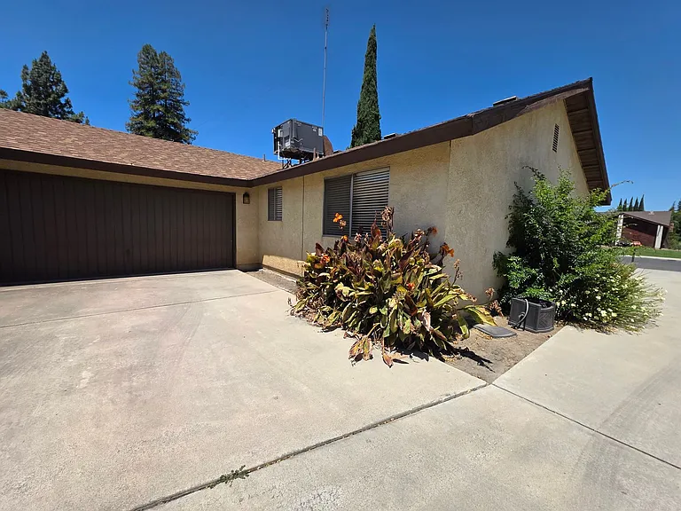 1723-1725 E Vassar Dr — Photo 13