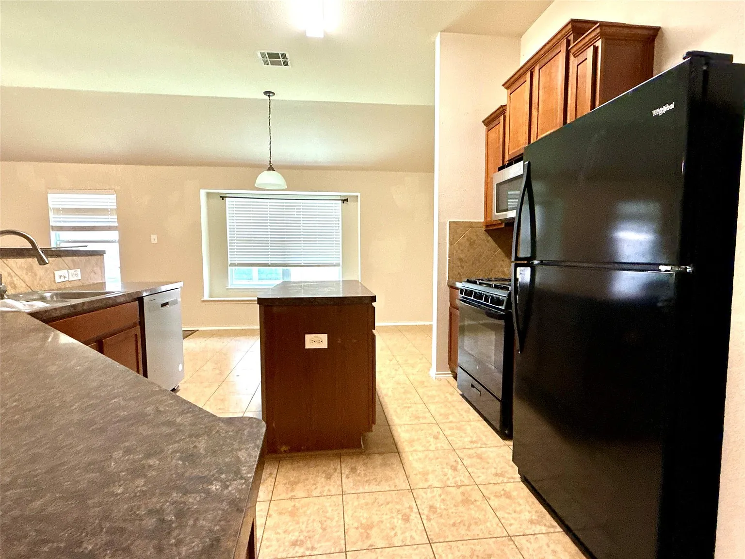 3 bed, 2.0 bath, 1847 sqft, $2,100 — Photo 4