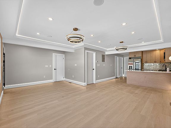 5th image of 147-72 Huxley St #2