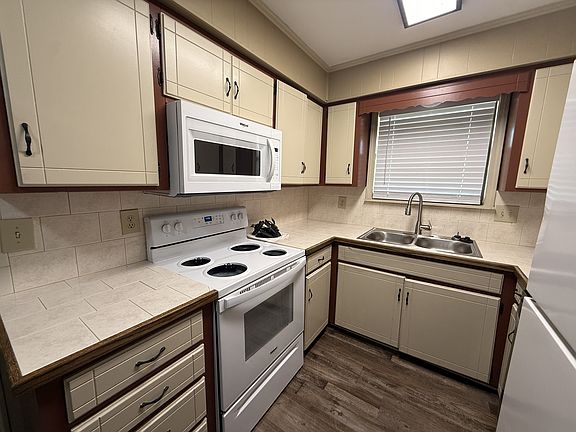 3rd image of 436 Helen St