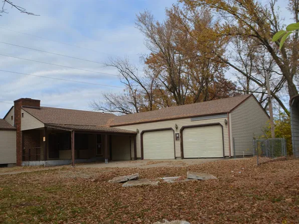 4630 SW 9th St, Topeka, KS 66606