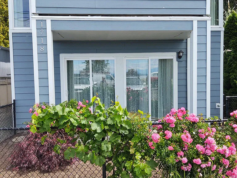 1718 Alki Ave SW #100 — Photo 2