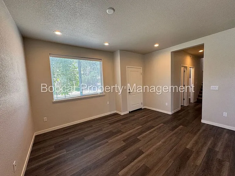 914 Garden Ct — Photo 7