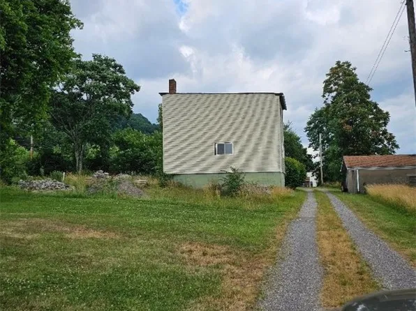 326 1/2 Erie Ave, Aliquippa, PA 15001