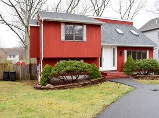 62 Pepper Bush Trl, Saunderstown, RI 02874