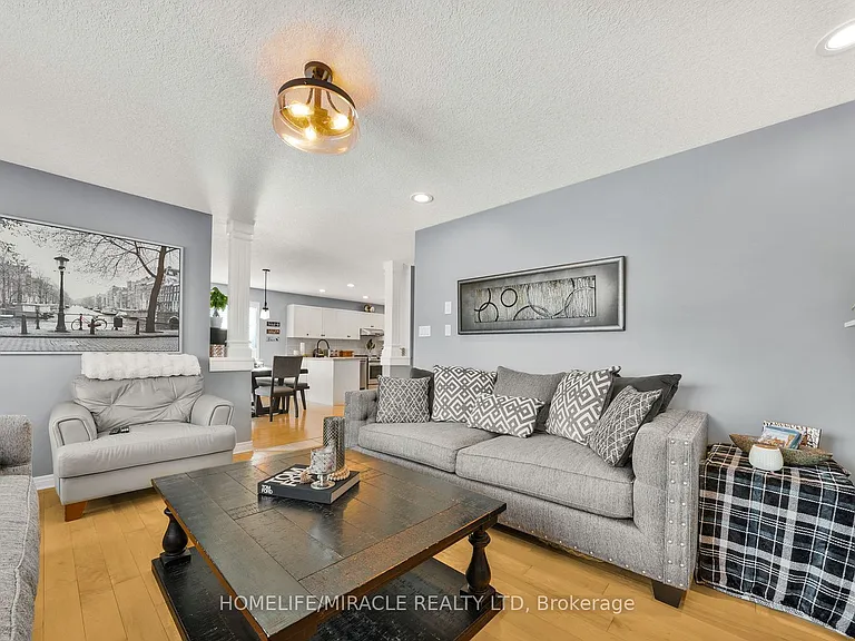 22 Devonleigh Dr — Photo 3