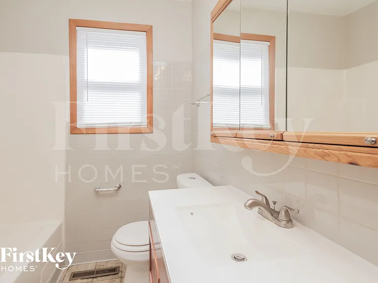 422 Granville Ave — Photo 16