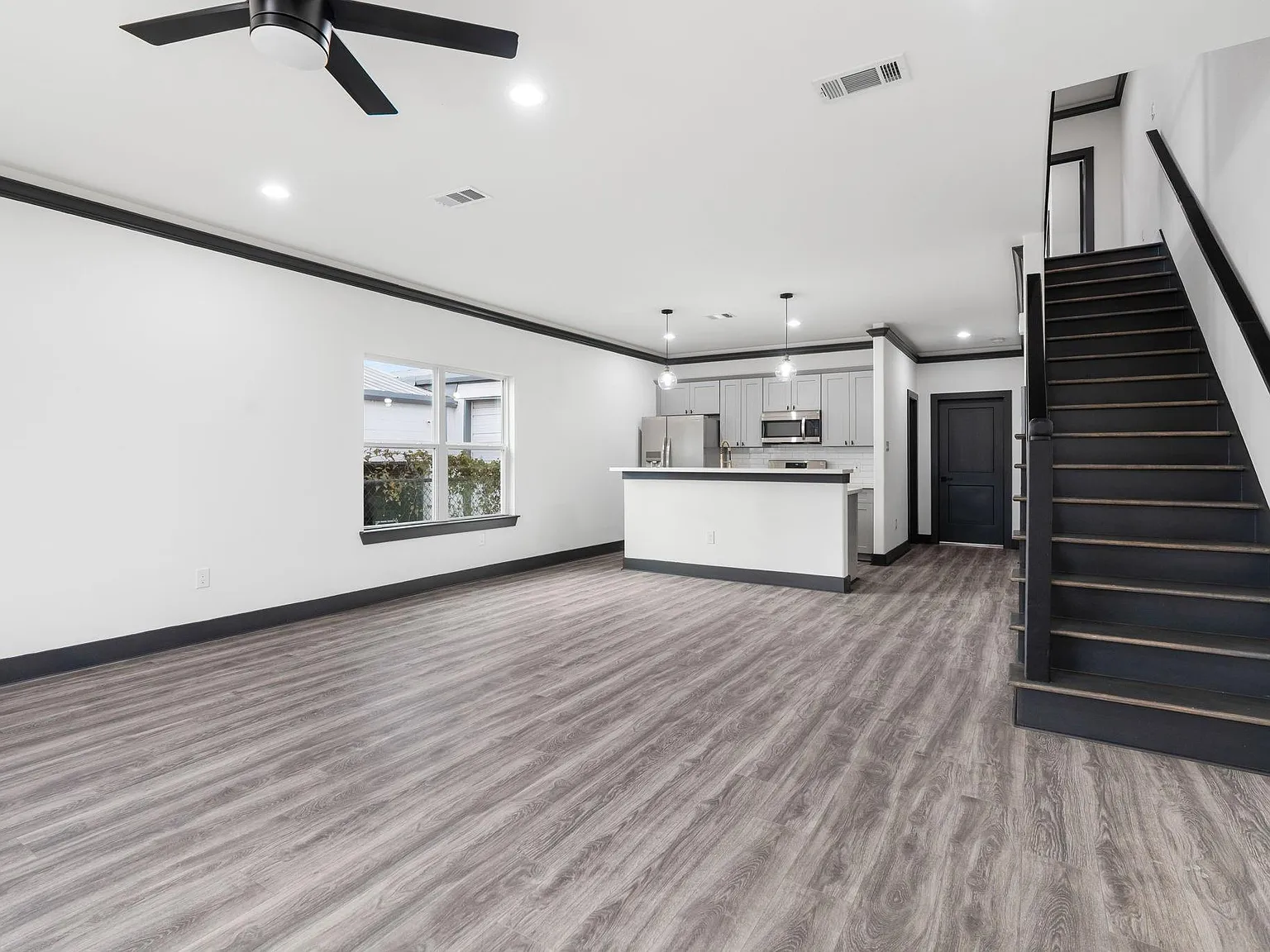 4 bed, 2.5 bath, 1764 sqft, $2,200 — Photo 2