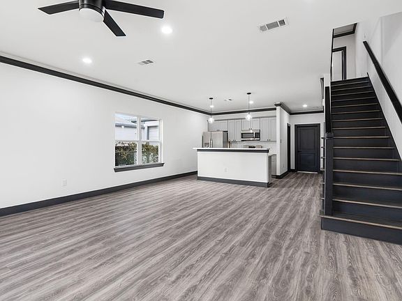 2nd image of 913 Panama St