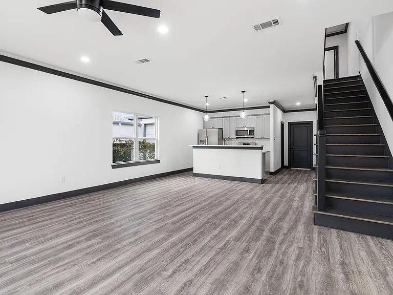 913 Panama St — Photo 1