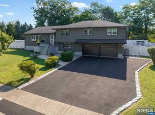 718 Bancroft Pl, Paramus, NJ 07652