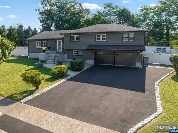 718 Bancroft Pl, Paramus, NJ 07652