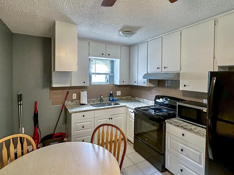 Sun Glo Avenue Quadplex — Photo 10