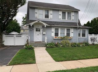 121 4th St, Hicksville, NY 11801