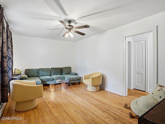 4th image of 703 Hollyhock Dr