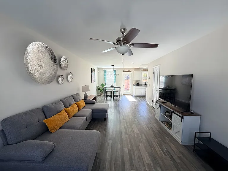 301 Long Grove Ln — Photo 2
