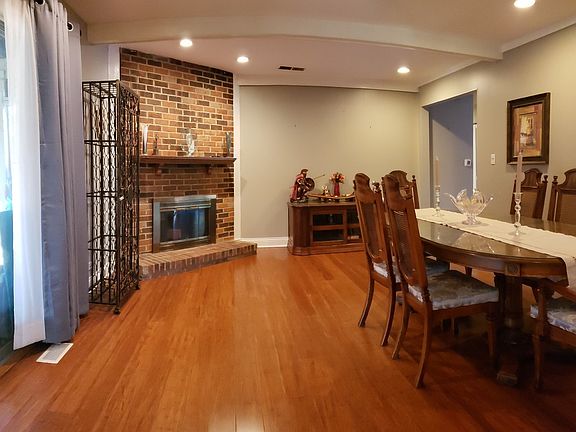 5th image of 910 Brush Hill Ln