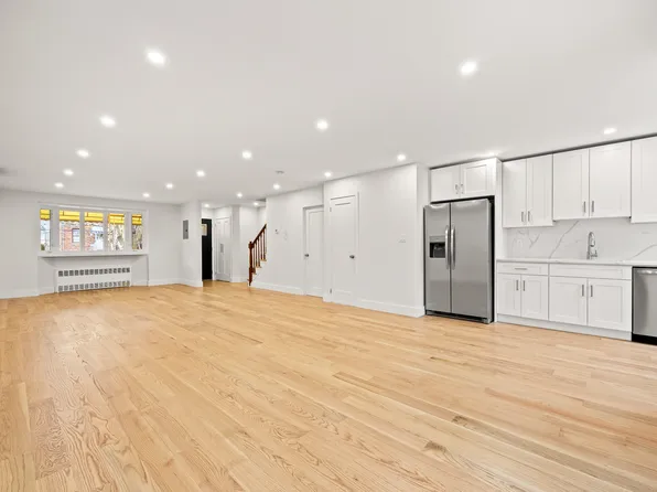 2567 East 29th Street image 4 of 31