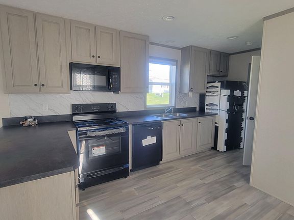 2nd image of 228 Golfview Ct #88