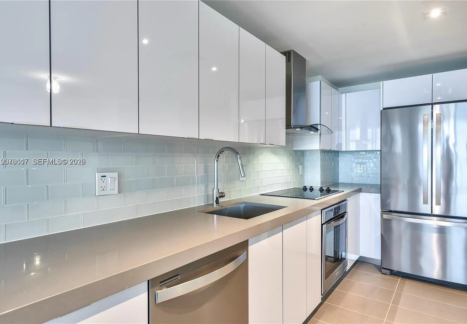 Canvas Condo — Photo 4