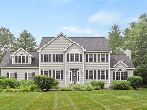 81 Lawrence St, Pepperell, MA 01463