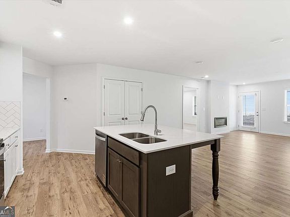 4th image of 42 Silver Leaf Ln #6