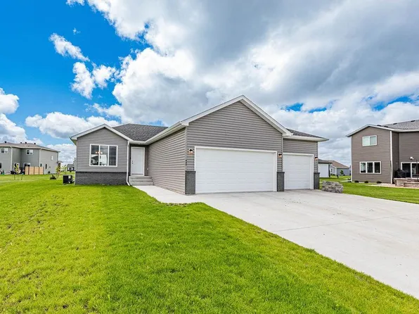 450 Skylane St, Kindred, ND 58051