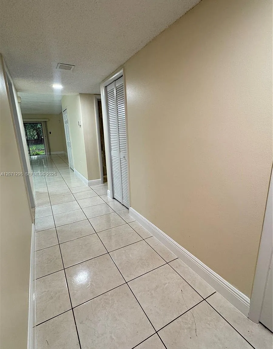 Racquet Club Apartments A — Photo 2
