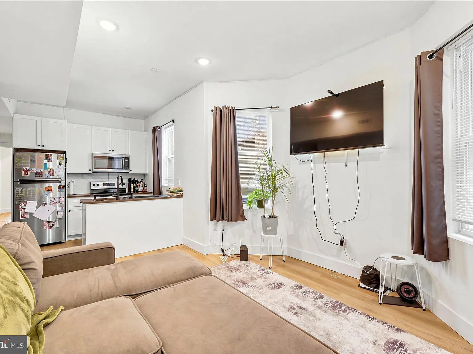 1 bed, 1100 sqft, $1,300 — Photo 3
