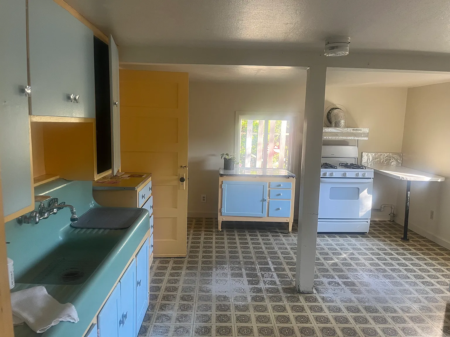 2 bed, 800 sqft, $2,400 — Photo 2