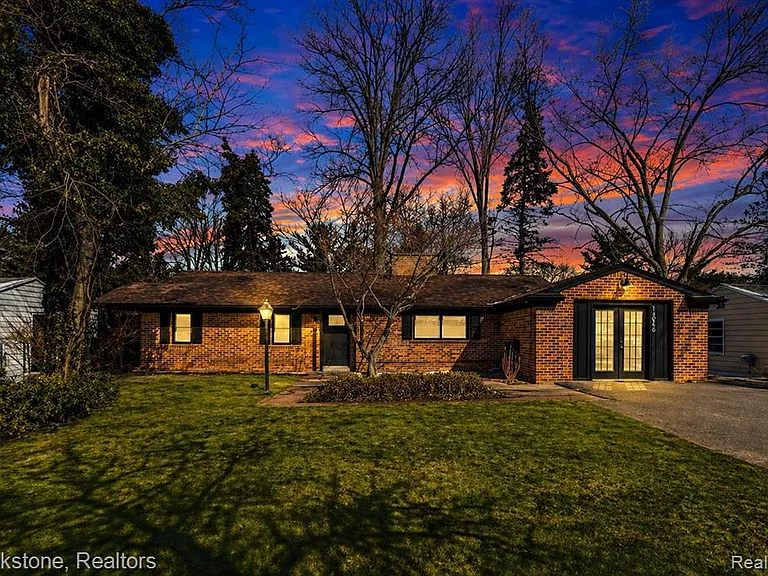 16046 W Thirteen Mile Rd — Photo 31