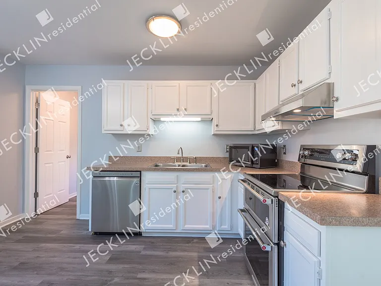 9020 Castle Point Dr — Photo 11