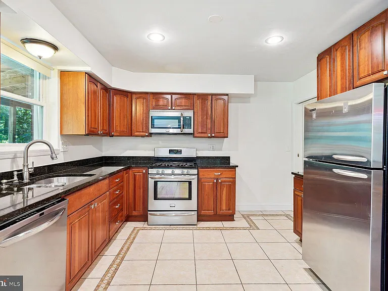 7001 Longwood Dr — Photo 7
