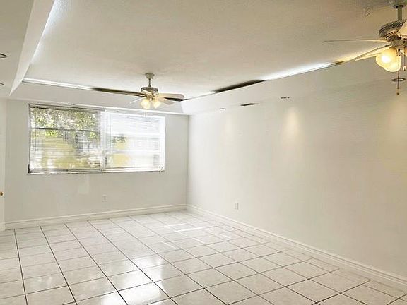 5th image of 2940 NE 203rd St APT C112