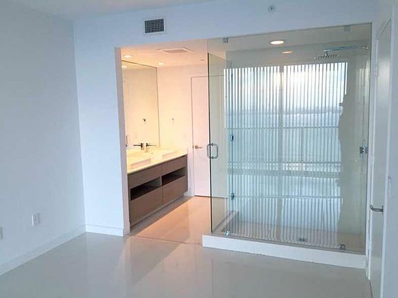 4th image of 460 NE 28th St APT 3406