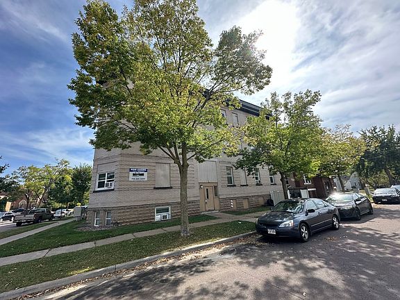 2nd image of 920 Oxford Ave #81