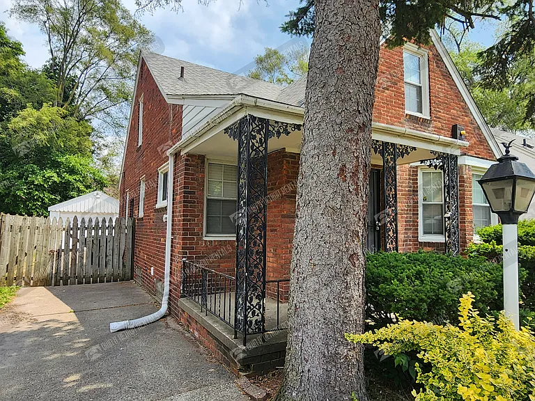 18492 Gilchrist St — Photo 3