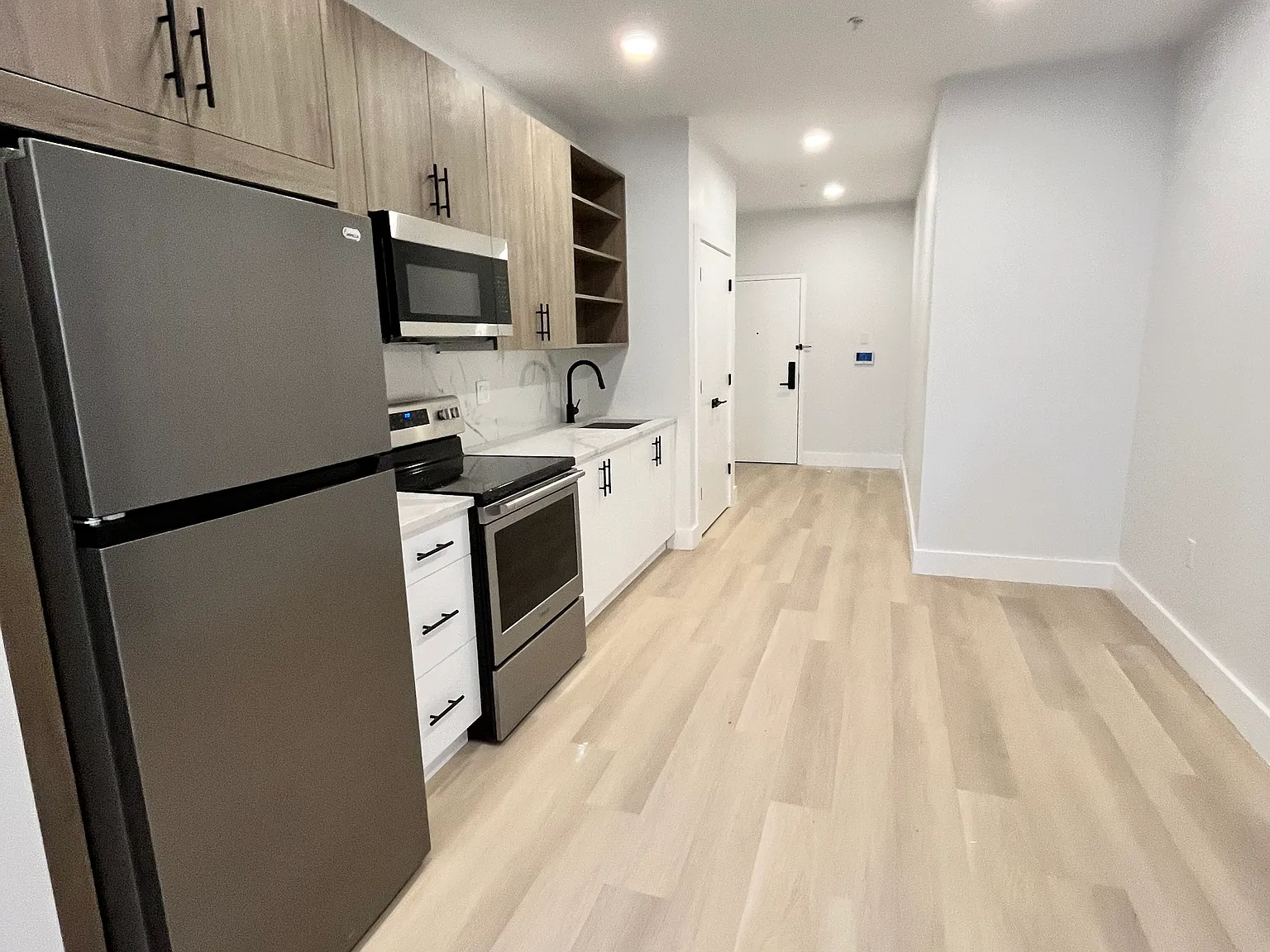 3 bed, 1000 sqft, $2,650 — Photo 2