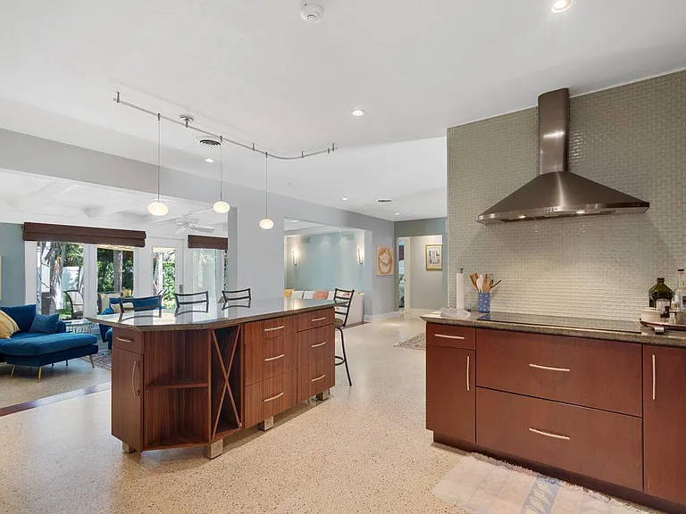 745 Iris Ln — Photo 5