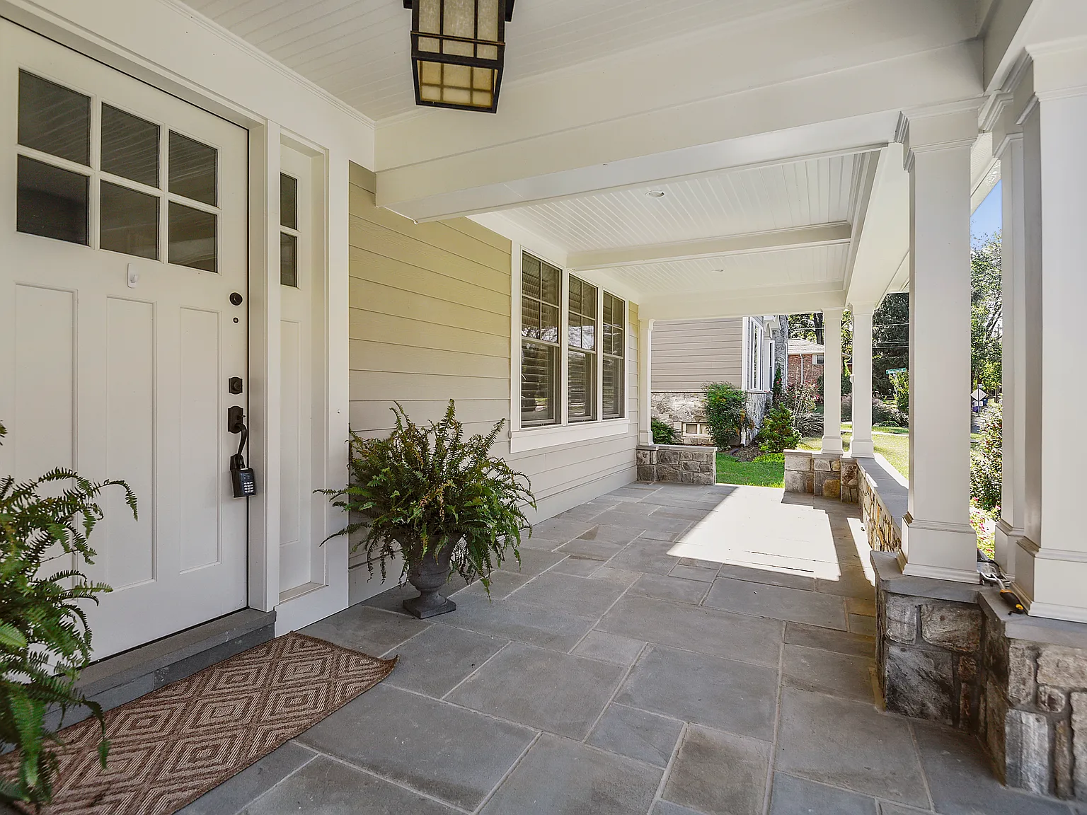 5 bed, 4.5 bath, 4995 sqft, $10,000 — Photo 4