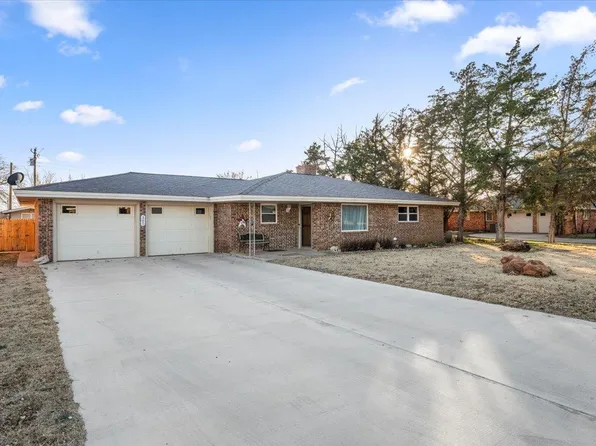 305 W 6th St, Sundown, TX 79372