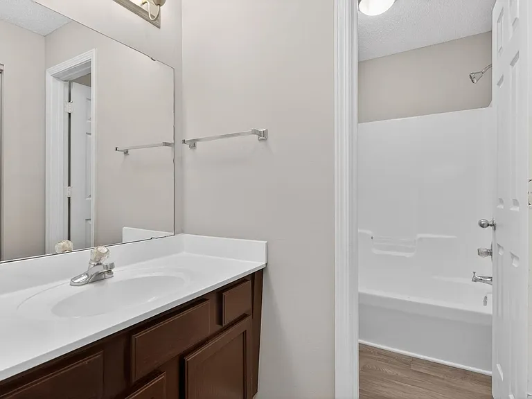 Sharon Oaks Apartments — Photo 17