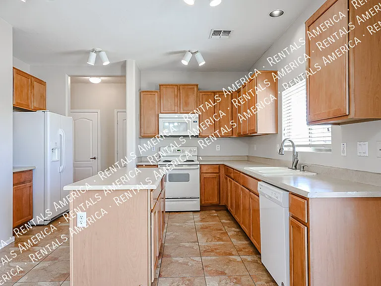 910 S 118th Ln — Photo 9