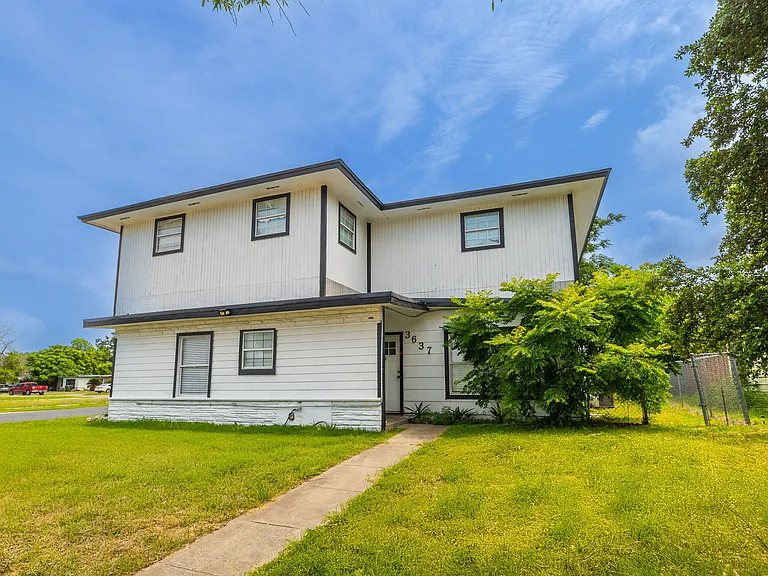 3637 Lamont St #B — Photo 10