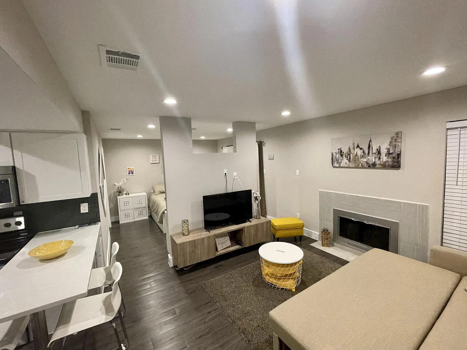 935 La Posada Dr — Photo 2